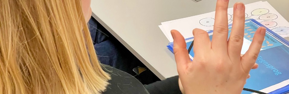 Detaljebillede af hånd i tegnsprog